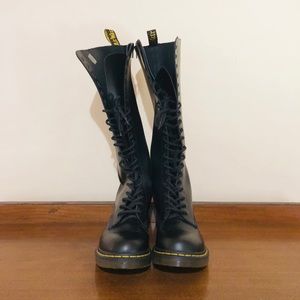 Women’s 20 eye hole Doc Martens